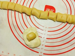 10、绿豆饼,一个水油面包裹一个油酥面，像包包子一样包圆