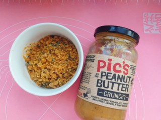 2、肉松花生酱烙饼,肉松我是买现成的和沙拉酱拌匀备用，花生酱用的是咸味的花生酱