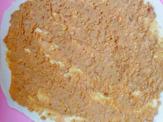 3、肉松花生酱烙饼,醒好的面团擀开擀的越薄越好，先抹一层花生酱，我用了两大勺，大概是100克。