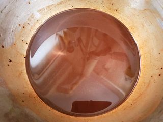 1、可可戚风蛋糕,可可粉加入20克白糖，加入热水75克搅拌均匀细腻