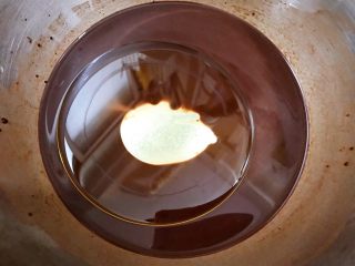 2、可可戚风蛋糕,加入玉米油拌匀