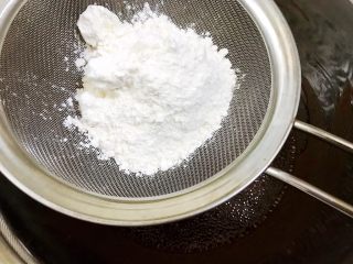 3、可可戚风蛋糕,筛入低粉翻拌均匀
