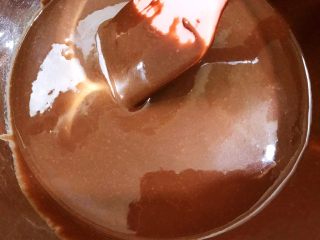 4、可可戚风蛋糕,做好的蛋黄糊细腻有光泽