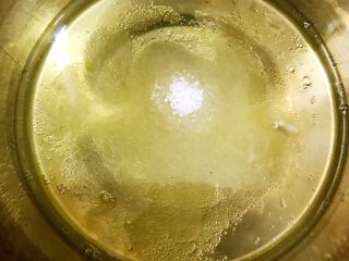 5、可可戚风蛋糕,蛋清加入剩余的50克白糖，打蛋器中高速开始打发