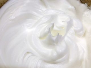 6、可可戚风蛋糕,打发至干性发泡，拉出小直角即可