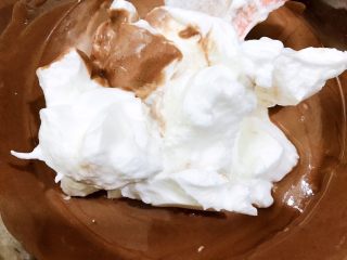 8、可可戚风蛋糕,再加入剩余蛋白的一半翻拌均匀