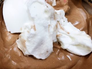 9、可可戚风蛋糕,最后加入剩余的全部蛋白翻拌均匀