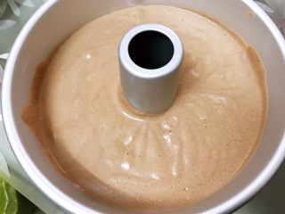 11、可可戚风蛋糕,倒入八寸模具里，左右倾斜一下铺平面糊