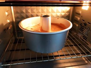 12、可可戚风蛋糕,放入预热好的烤箱下层150度烤50到60分钟