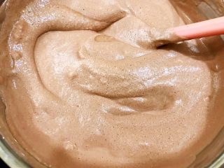 10、可可戚风蛋糕,混合好的蛋糕糊细腻有光泽