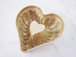 2、红丝绒海绵蛋糕,模具内壁涂抹上软化的黄油备用