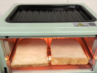 2、蔬菜三明治,再将吐司放入，200度烤2-3分钟