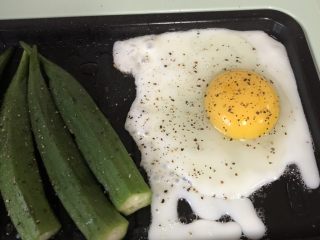 6、蔬菜三明治,撒点黑胡椒粉，翻面再煎一两分钟即可