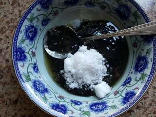 1、黑芝麻酱吐司,1.芝麻酱中放入白砂糖，搅拌均匀。