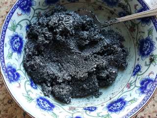 3、黑芝麻酱吐司,3.这是最后馅料的状态。