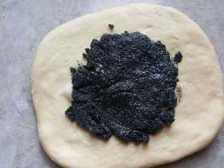 8、黑芝麻酱吐司,8.面团中间加入馅料，用勺子的背面简单摊平。