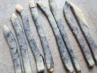 15、黑芝麻酱吐司,15.用刮刀切成八份。