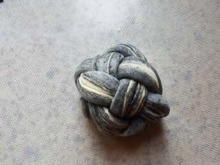 19、黑芝麻酱吐司,19.卷成一个团。