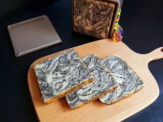 24、黑芝麻酱吐司,24.切片，有木有很漂亮啊。