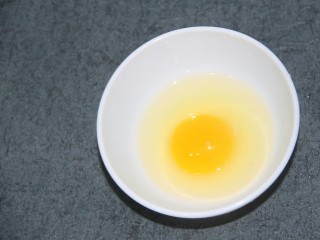 4、炸香蕉球,鸡蛋打入碗中