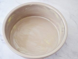 2、酸奶蛋糕（黄油版）,  模具涂抹上软化的黄油备用