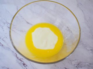 4、酸奶蛋糕（黄油版）,将黄油隔水融化成液体，再加入酸奶，用手动打蛋器搅拌均匀