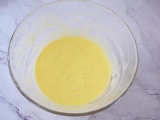 7、酸奶蛋糕（黄油版）,搅拌均匀，表面无颗粒即可