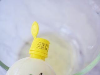 8、酸奶蛋糕（黄油版）,蛋清加入柠檬汁，打至粗泡