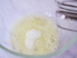 9、酸奶蛋糕（黄油版）,分三次加入白糖，用电动打蛋器打发至湿性发泡状态