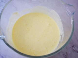 12、酸奶蛋糕（黄油版）,再倒回蛋白霜中，再次翻拌均匀