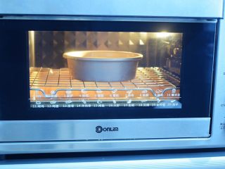 14、酸奶蛋糕（黄油版）,放入预热好的烤箱，用水浴法下层，上下火150度，下层60分钟，注意观察烤箱内蛋糕的变化，待体积膨胀，表面上色后，可以覆盖一层锡纸在上面继续烘烤，以免上色过深