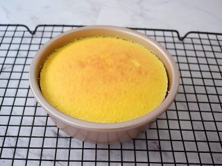 15、酸奶蛋糕（黄油版）,烤好取出等凉透了再脱模，无需倒扣