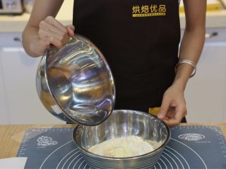 2、蜂蜜椰蓉小面包,2.将面团的所有材料（除了黄油）揉至均匀