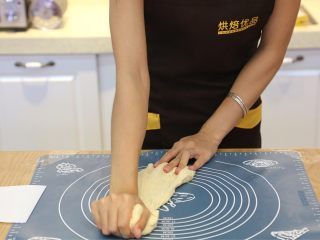 3、蜂蜜椰蓉小面包,3.揉至勉强出膜阶段就加入黄油。