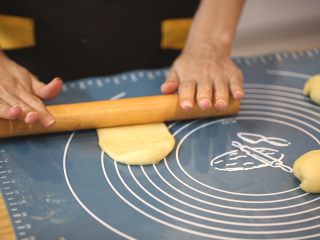 7、蜂蜜椰蓉小面包,7.取出小面团擀成椭圆形薄片状