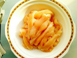 9、香酥炸鸡柳,把鸡胸脯肉切成细条
