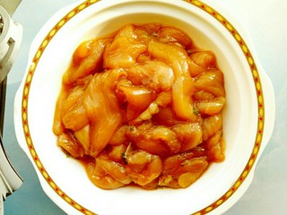 10、香酥炸鸡柳,把切好的鸡胸脯肉和调好的酱汁混合，用手抓匀（家里有一次性手套可以带上），腌制最低30分钟