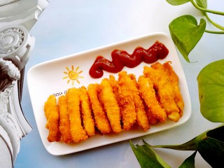 15、香酥炸鸡柳,开小火，用筷子把鸡胸脯肉一条一条的放入锅中，炸至金黄即可捞出。盛入盘中，沾着番茄酱吃超美味哦！不喜欢酸甜口味的，可以出锅后，撒上孜然粉，椒盐，一样很美味????