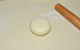 13、栗子酥,包起揉圆再压成扁平状。