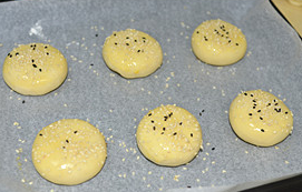 14、栗子酥,摆烤盘中，表面刷全蛋液撒芝麻，放入预热好180度的烤箱中层，烤15-20分钟。