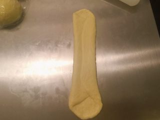 8、奶酪小餐包,折三折