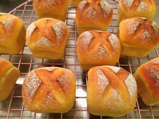 14、奶酪小餐包,出炉后马上倒扣出来，晾架上放至温热后密封保存