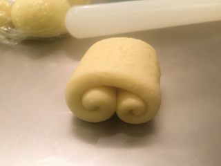 9、奶酪小餐包,如图卷好