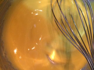 17、班尼迪克蛋 英式马芬 水波蛋 荷兰酱做法,用手动打蛋器或筷子不停地搅拌，直至颜色变浅，变粘稠，能够黏在打蛋器上即可，立马停止加热，如果变成固体就不能用了，需要重做，所以千万不要碰到水