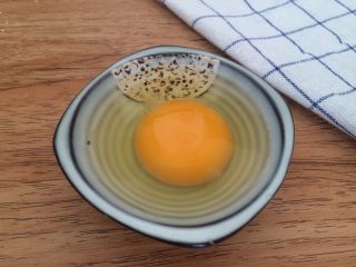 23、班尼迪克蛋 英式马芬 水波蛋 荷兰酱做法,将鸡蛋沿着旋窝倒入水中，并加盖子焖3分钟。这时候可以另起一锅将菠菜在热水中焯5秒中，并放入冷水中待用；培根或火腿放煎锅中煎至金黄。