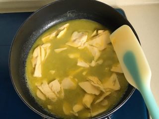 4、原味雪花酥❄️,不停搅拌直到黄油融化