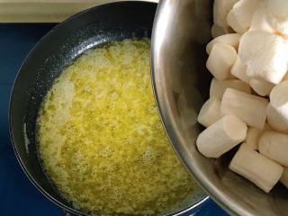 5、原味雪花酥❄️,倒入棉花糖