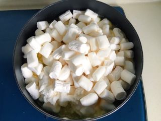 6、原味雪花酥❄️,慢慢搅拌，火太大可以转小火