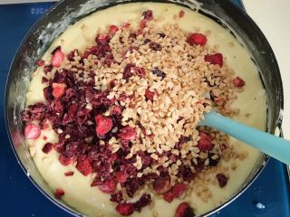 12、原味雪花酥❄️,慢慢翻拌均匀