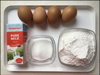 1、糯米蛋糕,准备食材。